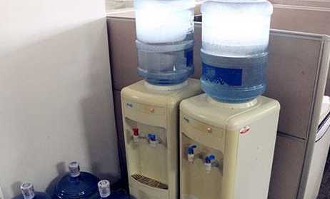 飲水機的水能放多久,飲水機的桶裝水放多久就不能喝了圖1