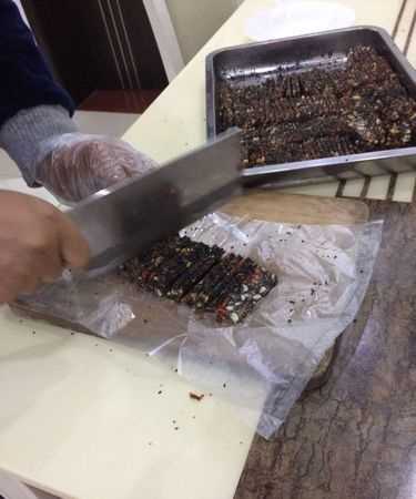 問(wèn)：阿膠糕做好了也凝固了，裝入真空袋發(fā)現有水分滲出，懷疑還沒(méi)有熬透就加材料了這種情況能不能重新熬
