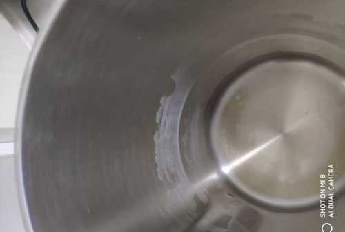 家用熱水瓶?jì)饶懕诘你y白色金屬是什么
