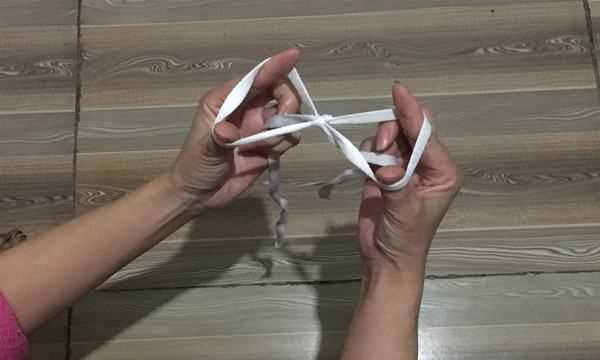 如何系蝴蝶結,蝴蝶結怎么系視頻慢動(dòng)作圖24