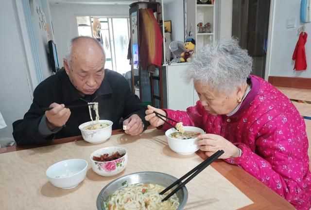 胡蘿卜能不能生著(zhù)吃，生吃山芋，生吃胡蘿卜，還有哪些蔬菜可以生吃呢？圖3
