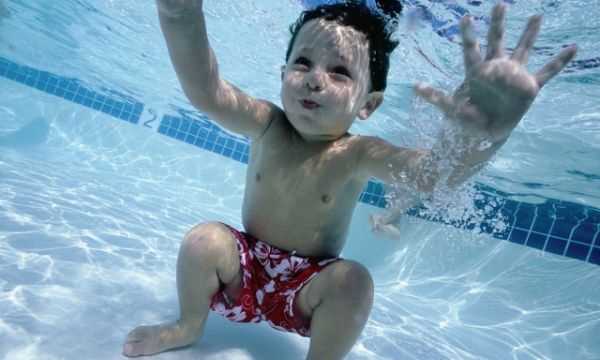 水里能睜開(kāi)眼睛,在水里面真的可以睜眼嗎圖1