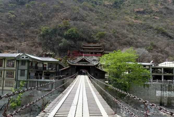 瀘定橋是位于哪條河流上的一座鐵索強(qiáng)