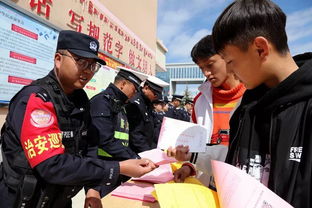 民警宣傳學(xué)校消防安全知識