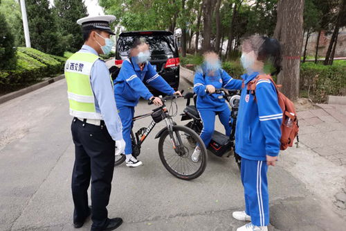 交警深入學(xué)校開(kāi)展交通安全知識