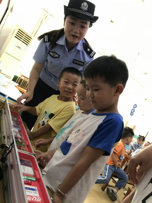 民警走進(jìn)幼兒園講解安全知識