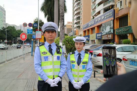 交警大隊宣傳交通安全知識