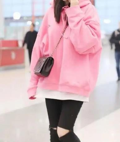 黑色褲子配什么顏色上衣 黑色褲子配什么顏色上衣