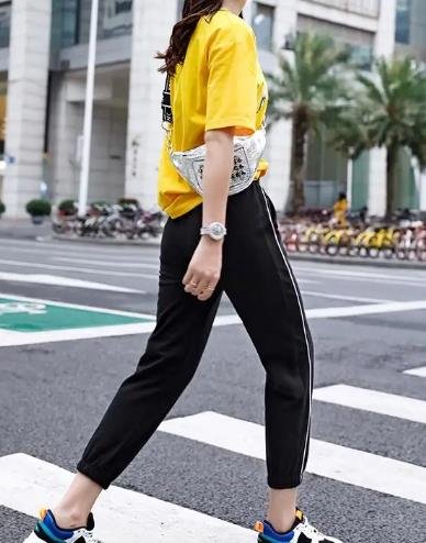 黑色褲子配什么顏色上衣 黑色褲子配什么顏色上衣