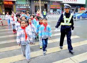 過(guò)馬路注意事項英語(yǔ)